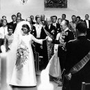 King Olav leading the bride down the aisle (Photo: NTB / Scanpix)